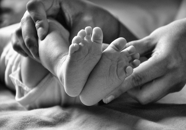 Todo por un beso: la contagiosa enfermedad que dejó a recién nacido al borde de la muerte