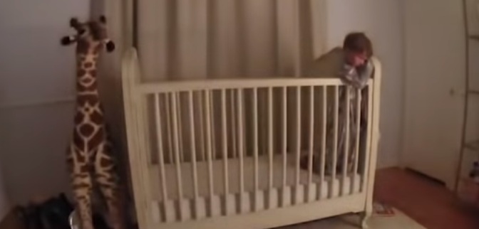 Casi termina en tragedia: video capta el milagroso rescate de padre a su hijo de 2 años