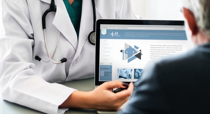 Estudiante de Medicina ideó ingeniosa receta para paciente analfabeto y se volvió viral