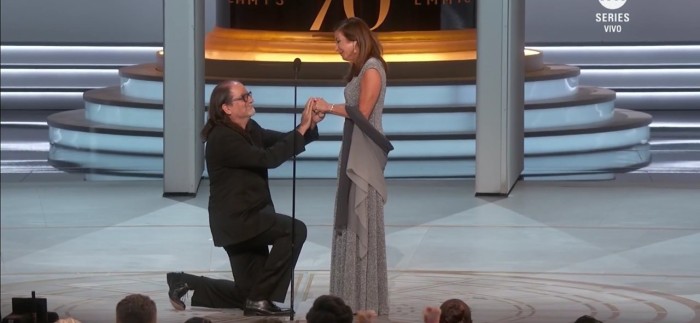 Director impactó con inesperada propuesta de matrimonio en plena transmisión de los Emmy