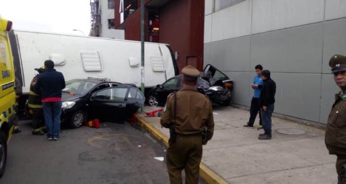 Grave accidente en Valparaíso: microbús se volcó y aplastó a una persona y dos colectivos