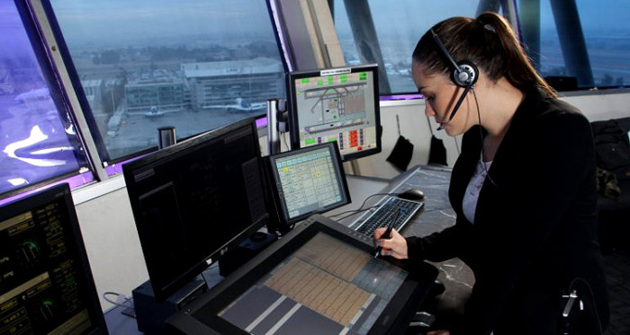 40 cupos disponibles para ser controlador aéreo en Chile: sueldos parten en $1,9 millones