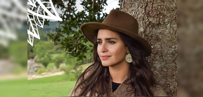 Dejó atrás el pudor: Fernanda Urrejola se lució posando en bikini desde Isla de Pascua