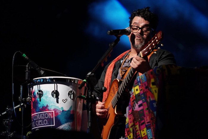 Joe Vasconcellos y su banda sufren accidente en el Biobío: bus donde viajaban se volcó