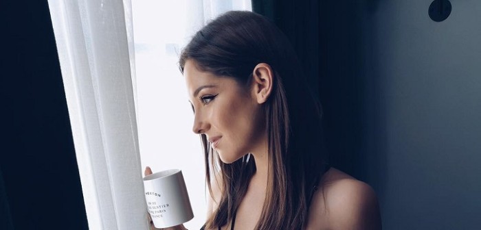 ¿Es una falda-pantalón? Kel Calderón divide a seguidores con moderno look desde París