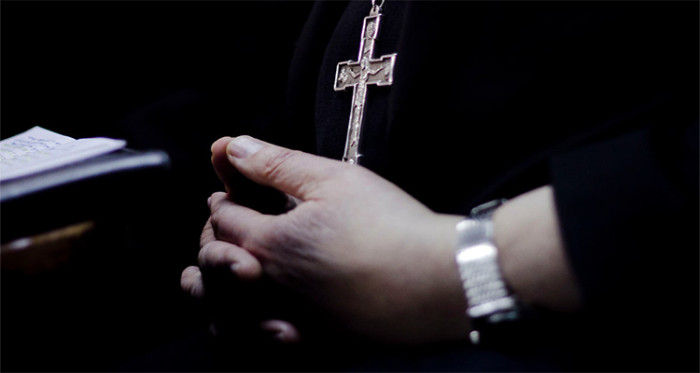 Arzobispado se disculpa por polémico manual: recomendaba “no abrazar por detrás” a niños