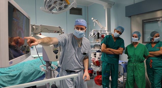 Dramático caso de niño con cáncer en Bolivia: médico extirpó un riñón sano por error