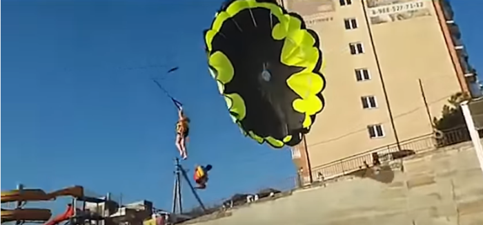 Pareja termina electrocutada tras descenso en parapente: video captó terrible momento