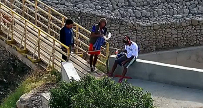 Sinvergüenzura extrema: captan a hombre que amenazaba y cobraba 