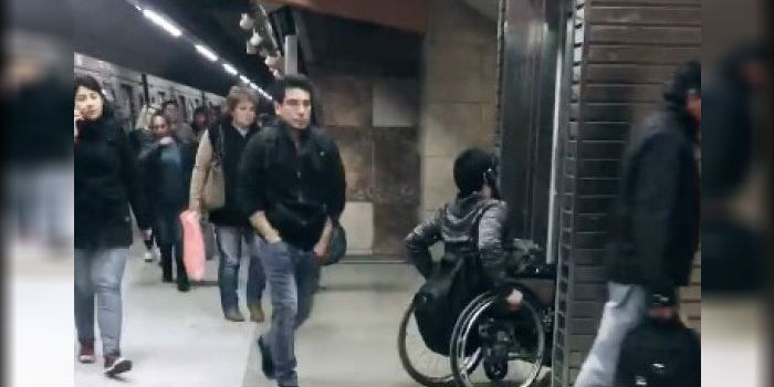 Joven indignada por falta de empatía en Metro de Santiago: 