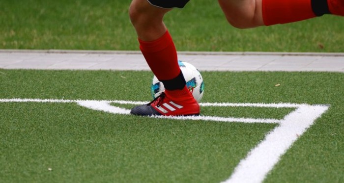 Futbolista amateur expulsado volvió en su auto, entró a la cancha y atropelló a un anciano