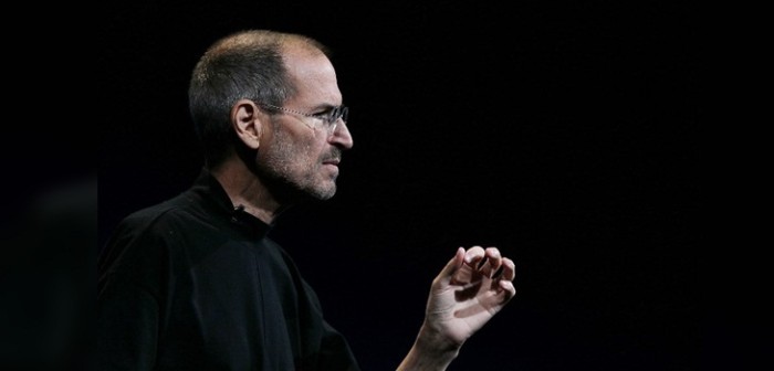 Hija de Steve Jobs confesó que su padre la obligaba a verlo teniendo relaciones íntimas