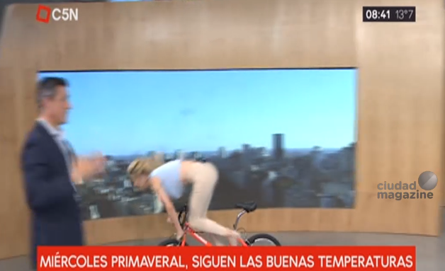 Animadora argentina sufrió feroz 'porrazo' mientras andaba en bicicleta en pleno noticiero