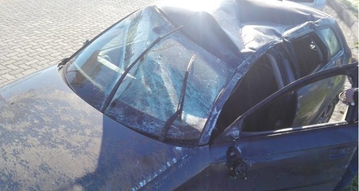 Hombre discutió, chocó a Uber y huyó: vehículo resultó volcado y con pasajeros lesionados