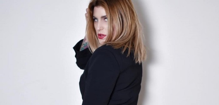 Wilma González calló a seguidora que le pidió pensar en su hijo por subir foto en colaless