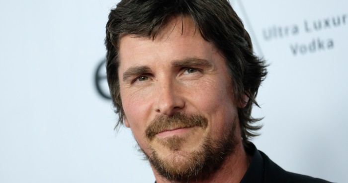 Christian Bale luce irreconocible en su nueva película tras subir 18 kilos