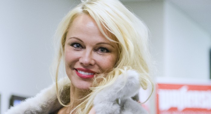 Pamela Anderson se enjauló para protestar contra el maltrato animal