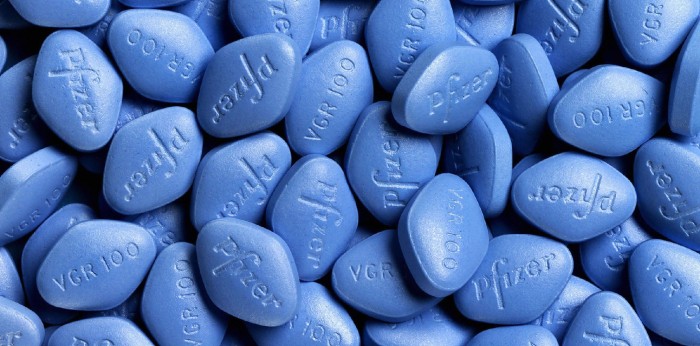 Anciano pintó pastillas de paracetamol para venderlas como viagra: lo expulsaron de asilo