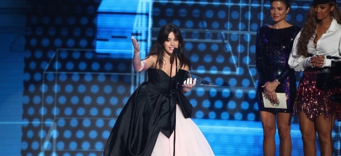 ¿Demasiado largo? Vestido de Camila Cabello le jugó una mala pasada en los premios AMA