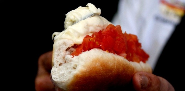 ¿Exagerada medida? Joven que compró completo en la calle arriesga multa de $227 mil pesos