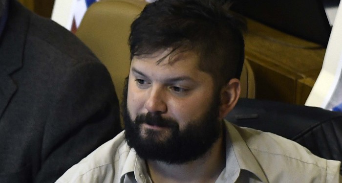 Con besos y abrazos: así recibieron a Gabriel Boric en el Congreso tras larga licencia