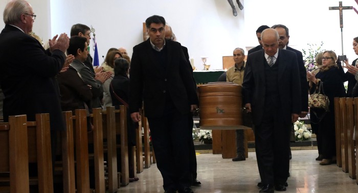 Cercanos a Ítalo Passalacqua despidieron al periodista en su estilo: con aplausos y pifias