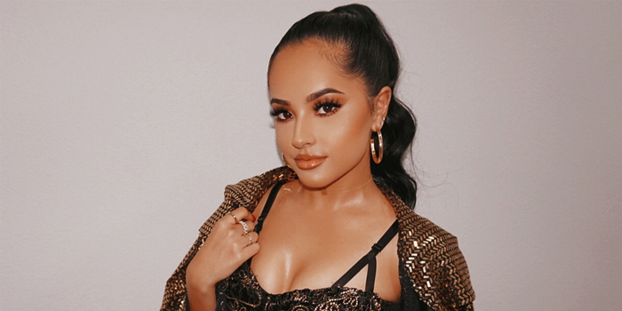 No se operó: Becky G demostró con sexy foto que sus curvas son solo cuestión de 'ángulo'