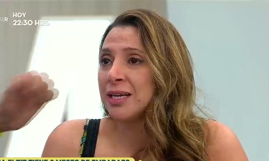 Con desgarradora imagen de su hija recién nacida Carolina Eltit pide orar por su salud
