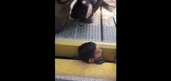 Graban dramático rescate de joven argentino atrapado entre vagón y andén del Metro