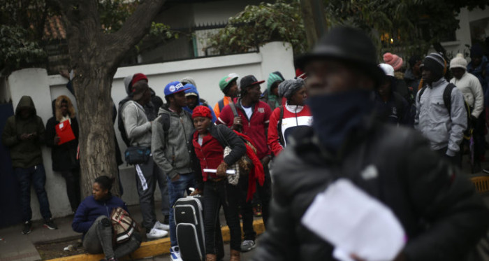 No todo es una maravilla: el clima y la cesantía 'obligan' a haitianos a volver a su isla