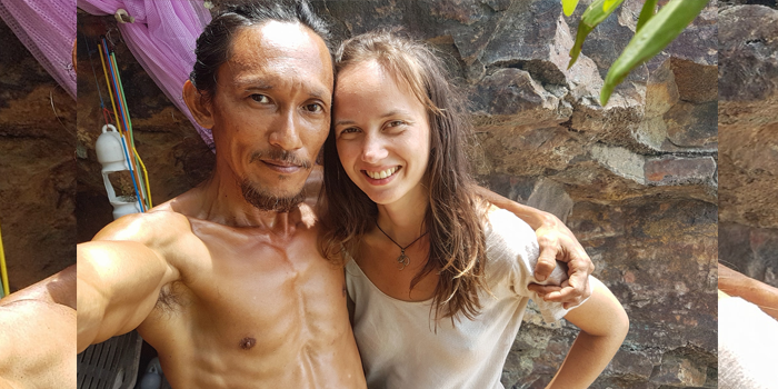 Cambió su vida en la ciudad por una cueva: ahora asegura que triunfa con las turistas