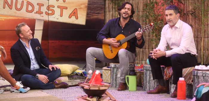 Con 'fogata' incluida: Jürgensen se lució cantando en Bienvenidos y sacó aplausos en redes