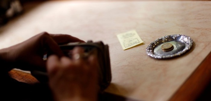 De inocente poco: el racista y discriminador origen de la popular propina