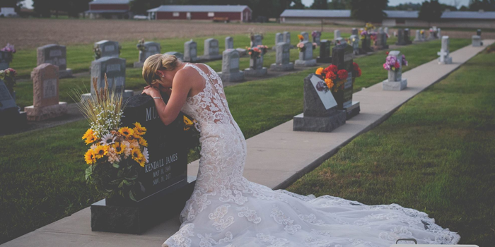 Quiso cerrar un ciclo: la verdad sobre la foto de una novia llorando sobre una tumba