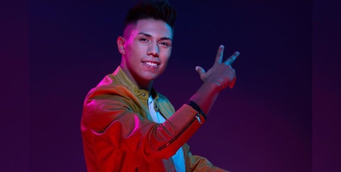 ¿Mucho ensayo? Bailarín de Rojo fue troleado en redes tras ser captado quedándose dormido