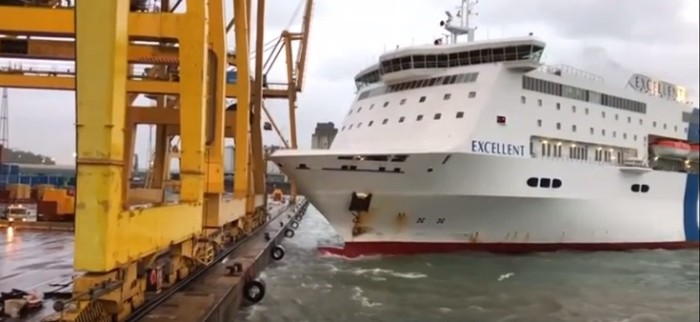 En llamas (literalmente) terminó el choque de un buque con una grúa en Barcelona