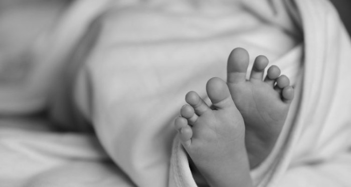 Bebé de 29 días quedó en riesgo vital: padre habría pisado su cabeza durante discusión