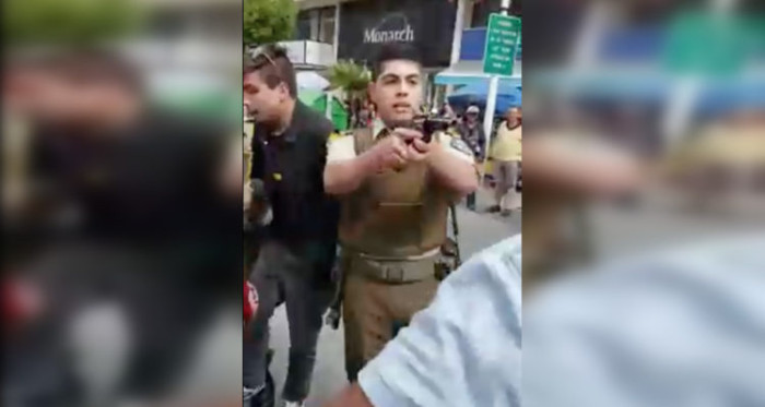 ¿Reacción desmedida? Registran a carabinero apuntando su arma a comerciantes ambulantes