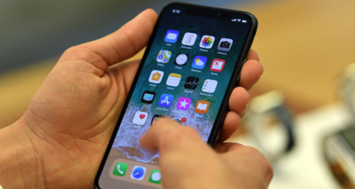 Condenan a excarabinero que vendía celulares incautados: foto de WhatsApp lo echó al agua