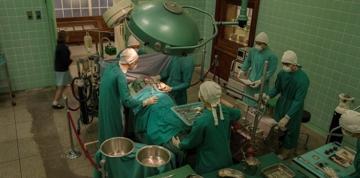 Está vivo de milagro: cirujanos extrajeron 120 clavos y vidrio del estómago de un paciente