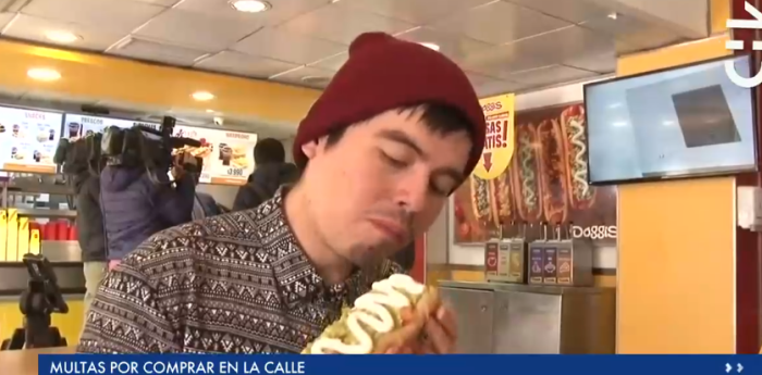 No todo es malo: joven multado por comprar en la calle comerá completos gratis por un año