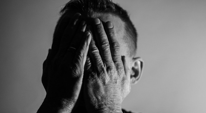 El posible trastorno que se investiga de hombre que lanzó a niña de balcón y luego se mató