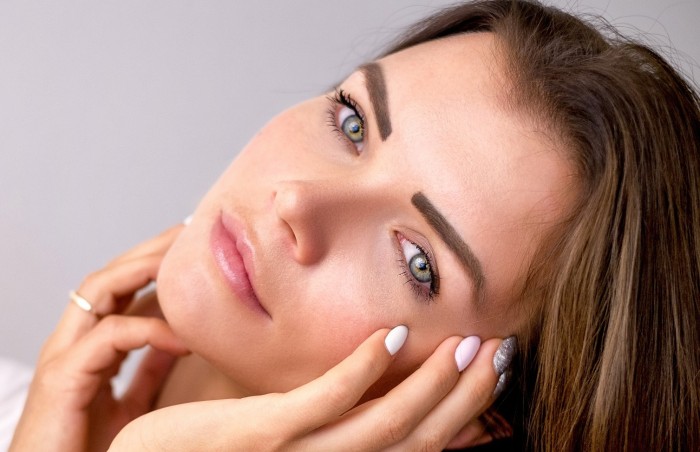 El sencillo secreto que te hará lucir una piel perfecta: agua mineral con gas