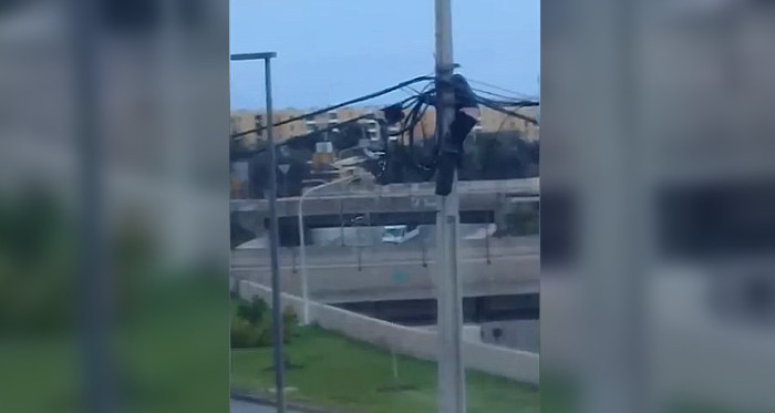 Dejó chico al hombre araña: sujeto se subió a poste de alumbrado para robar cables