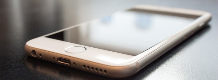 Padre homenajeó a su hija fallecida con réplica gigante de iPhone como lápida