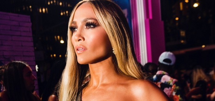 ¿49 años, dónde? Jennifer Lopez posa semidesnuda para portada de revista