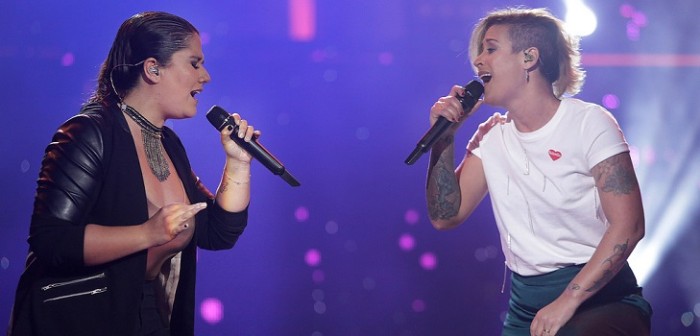 ¿Forzado? El abrazo que coronó dueto musical de Jimena Pereyra y Carola Soto en Rojo