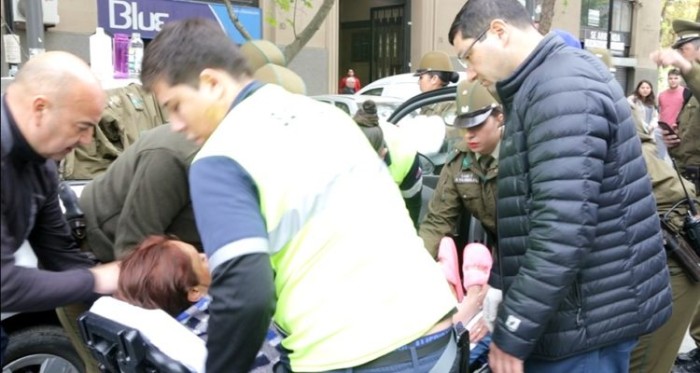 No alcanzó a llegar: mujer dio a luz a pasos de La Moneda y fue asistida por Carabineros