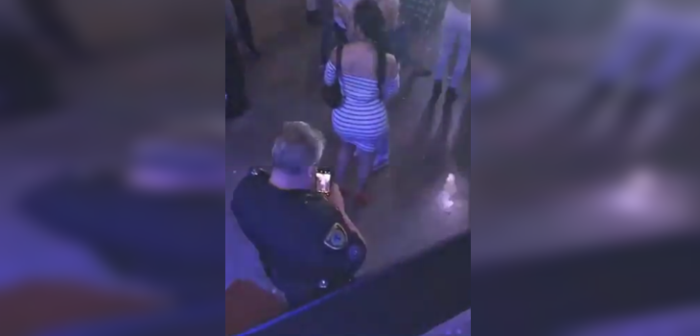 Policía desata polémica en EEUU tras ser captado fotografiando el trasero de una mujer