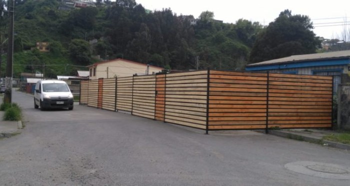 Vecinos no lo creen: familia instaló reja 'XL' que abarca la vereda y calle en Talcahuano